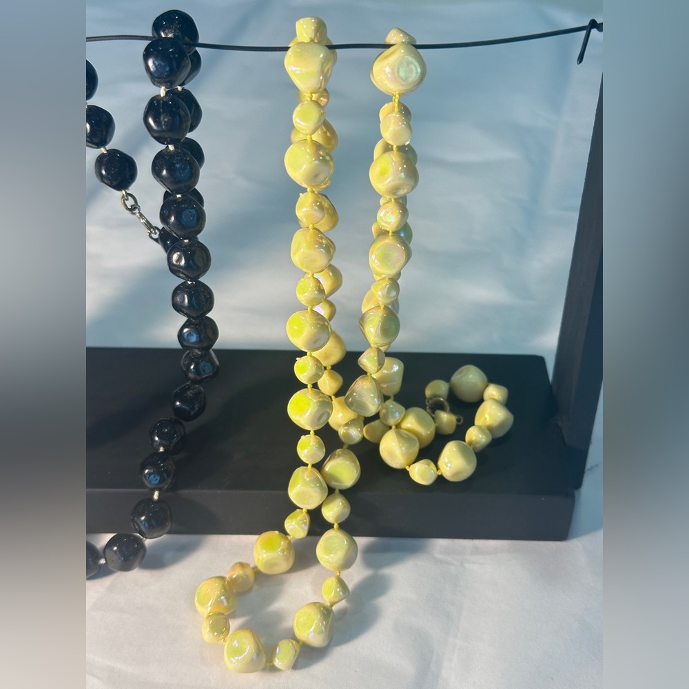 Set of 2 Vintage 80s Black and Yellow/Cream Pearlescent Beaded Necklaces - Picture 3 of 8